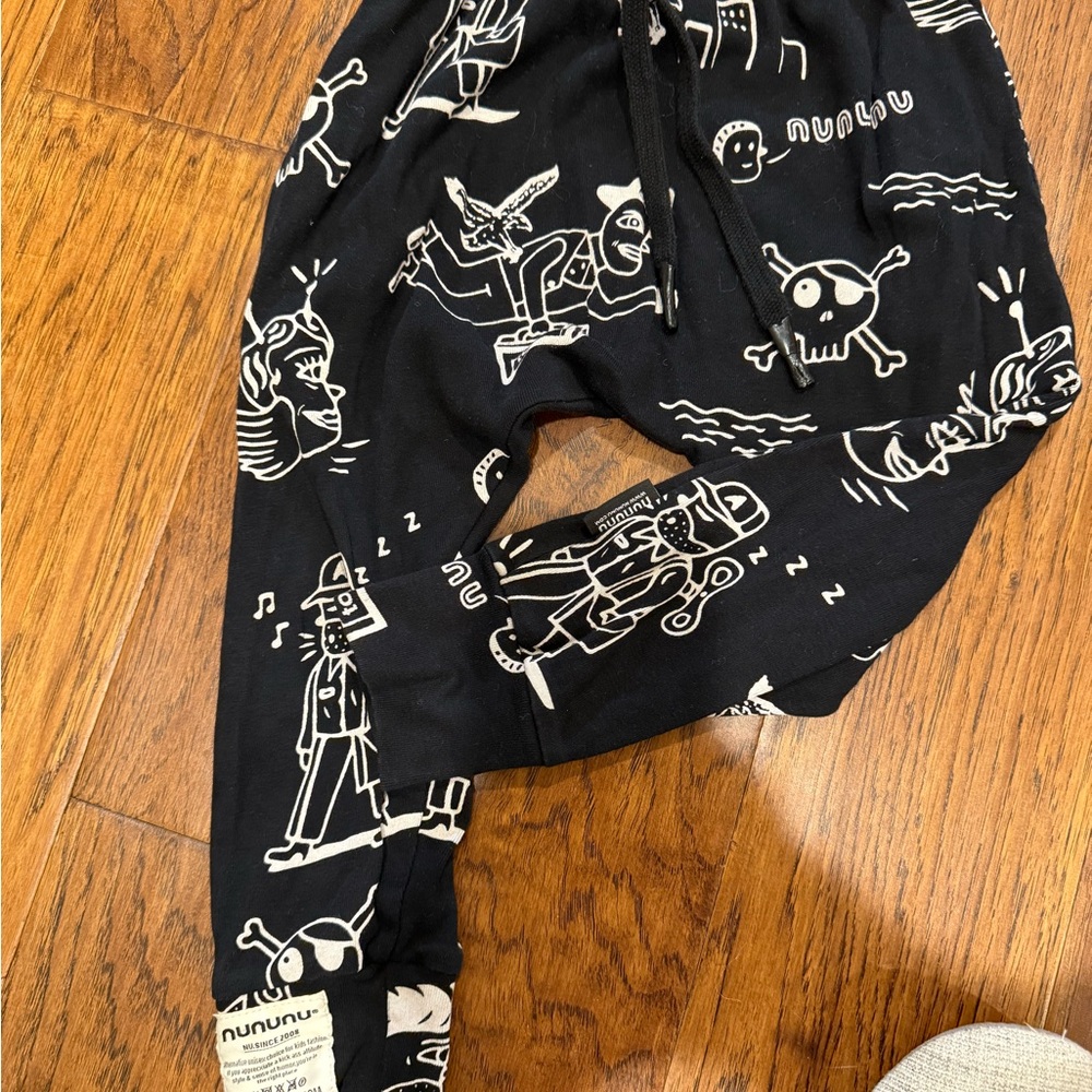 Nununu Black and White Label Detail